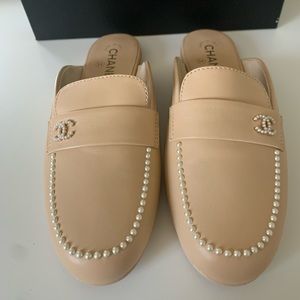 BRAND NEW SIZE 40.5 CHANEL BEIGE PEARL MULES